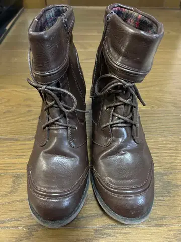 브라운 가죽 레이스업 부츠