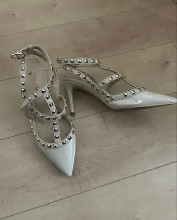 화이트 스터드 하이힐