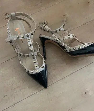 스터드 스트랩 하이힐