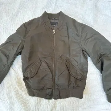 올리브색 MA-1 스타일 자켓