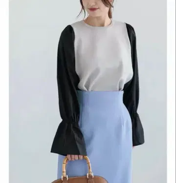 그레이와 블랙의 긴팔 상의 가격표 포함