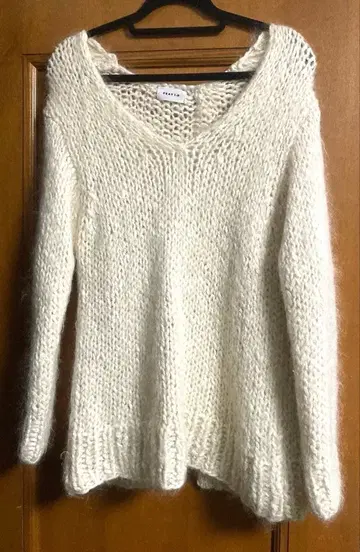 [ FRAY I.D ] 백 슬릿 모헤어 니트 아이보리