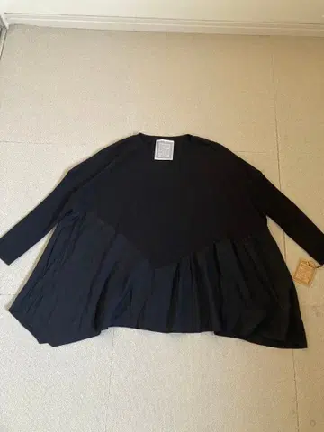 BEARDSLEY 택 포함 미사용 새상품 블랙 플레어 긴팔 상의