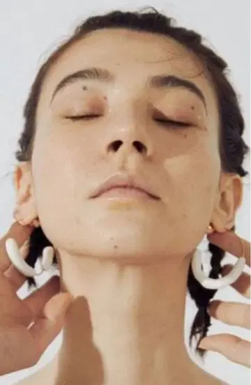 UN3D. 컬러링 귀걸이 골드 화이트