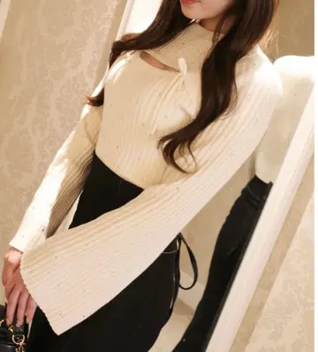 큐빅 플레어 슬리브 니트 아이보리 IVR 화이트 상의 화이트