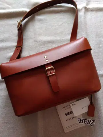 HERZ 컨테이너 바디백 F-8 초코