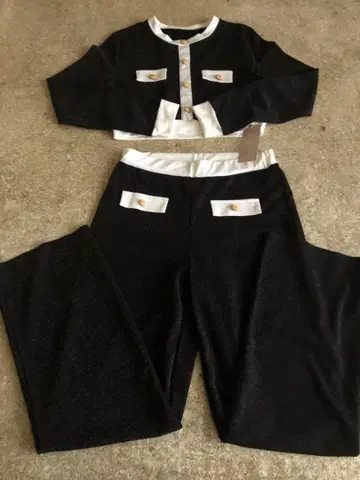 택 포함 미사용 새상품 니트 셋업 블랙과 화이트의 라메 니트 콤비네이션