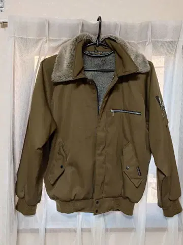 도라이치 퍼 달린 카키 나일론 자켓