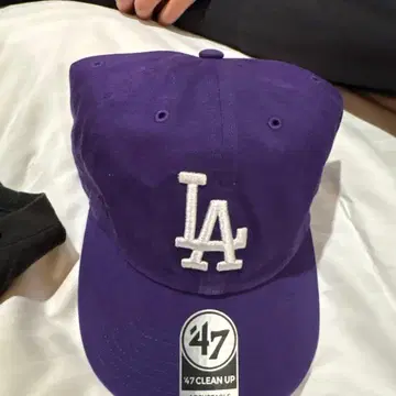 LA 로고 보라색 캡 Urban Outfitters