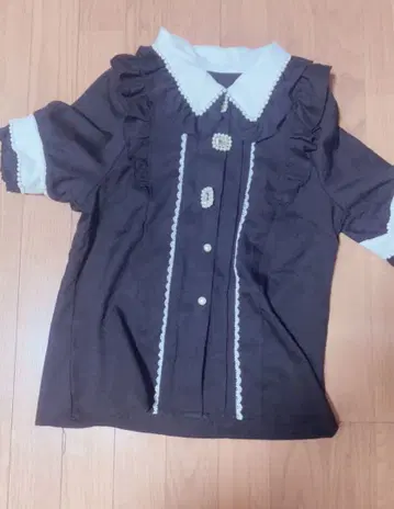 프릴 달린 브라운 반팔 셔츠