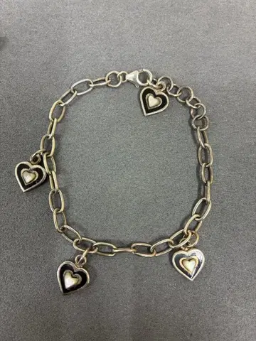 하트형 참 포함 실버 팔찌