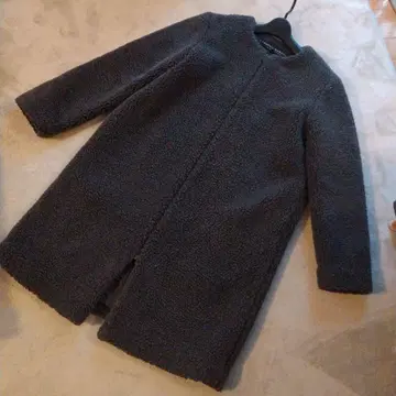 보아 소재 노카라 다크 그레이 코트