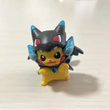 메가 판초를 입은 피카츄 리자몽 포켓몬 센터 가챠 피규어