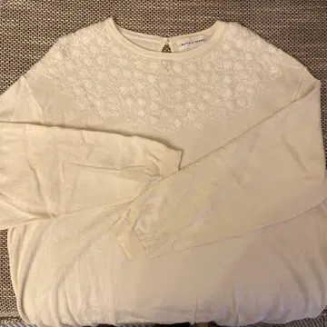 뷔르데사봉 꽃무늬 자수 상의