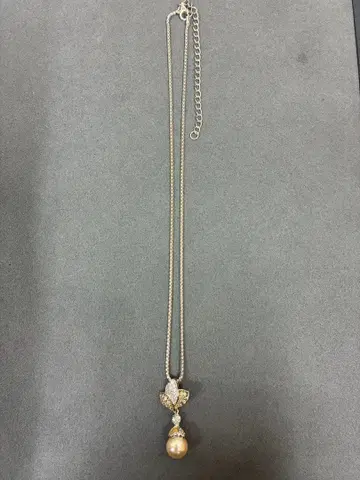 펄과 꽃 모티브의 목걸이