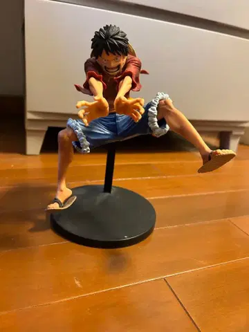 루피 피규어 점프 포즈