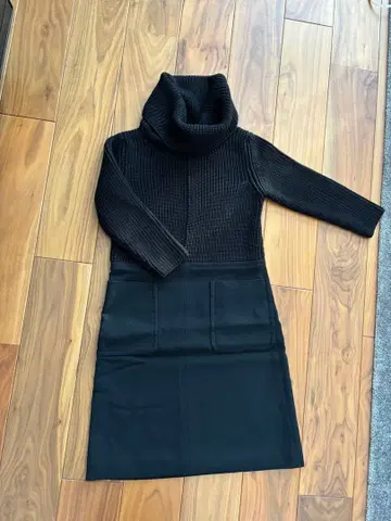 ESCADA 블랙 니트 원피스 터틀넥