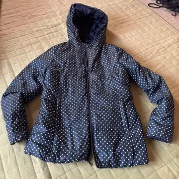 네이비 도트 무늬 후드 부착 다운 자켓