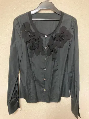 프릴 장식 블랙 긴팔 셔츠