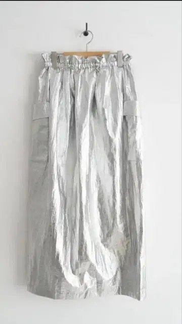 [uncrave WHITE] 포일 스커트/새상품/나일론 스커트/실버