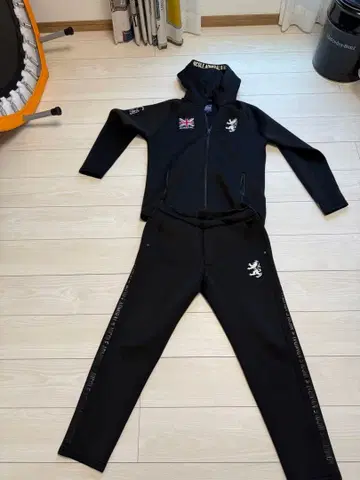 ADMIARAL 블랙 풀 집업 후드티와 팬츠 세트