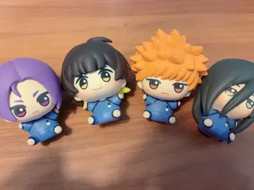 블루 록 앉아있는 피규어 4개 세트