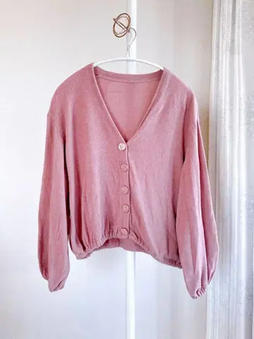 핑크 V넥 가디건 버튼 포함