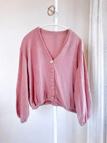 핑크 V넥 가디건 버튼 포함