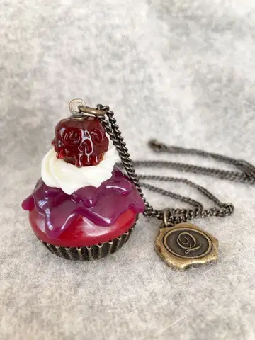 Q-pot. 에빌 퀸/포이즌 애플 케이크 목걸이