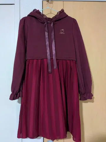 엑시즈팜 후드 부착 버건디 원피스