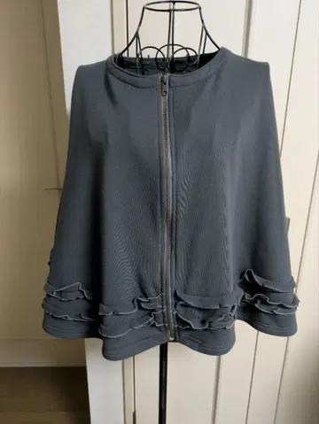 그레이 프릴 달린 케이프 코트 핸드메이드