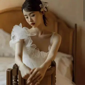 플라워 장식이 있는 화이트 웨딩 드레스