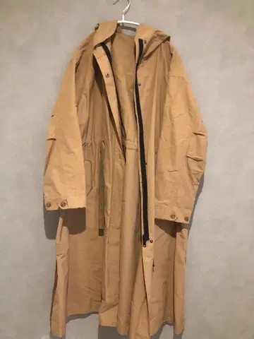 Boujeloud 후드 부착 베이지 롱 코트