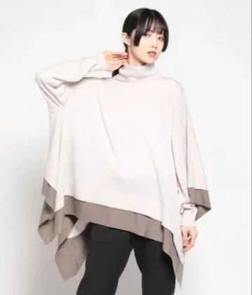 로트레아몽 하이넥 케이프 판초풍 니트 화이트 카멜
