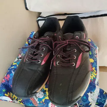 블랙과 핑크 스니커즈