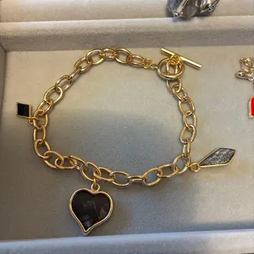 골드 하트형 참 팔찌