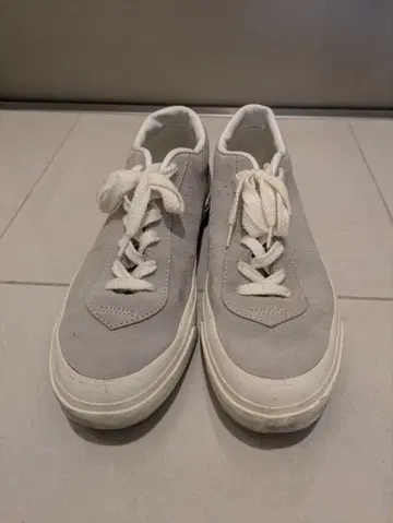 Converse 그레이 와 원스타 스니커즈 스타 포함