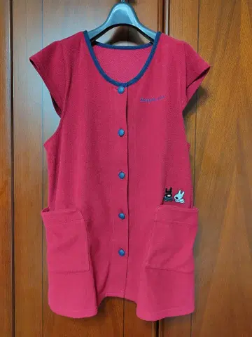 빨간색 플리스 룸웨어 버튼 포함