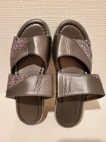 그레이 크로스 스트랩 샌들