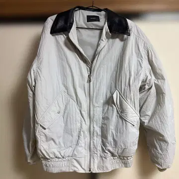 EMODA 화이트 가죽 카라 부착 점퍼