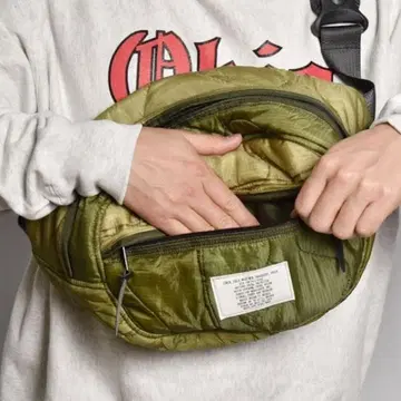 올리브 그린 바디백 퀼팅
