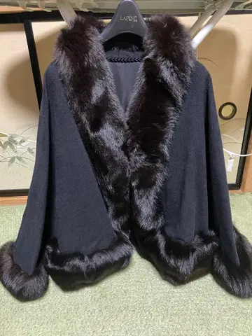 블랙 옥스퍼드 퍼 트리밍 판초 케이프 코트