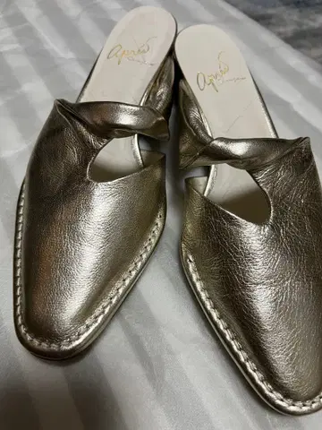 Apres 메탈릭 골드 뮬