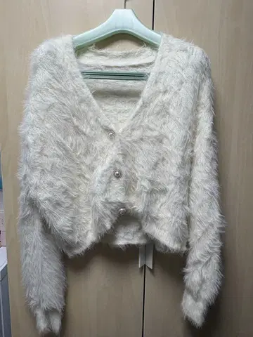 아이보리 크롭 퍼 스웨터