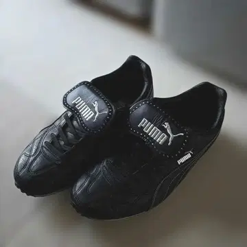 PUMA 스터드 장식 블랙 스니커즈