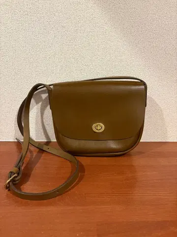 올리브 그린 가죽 숄더백