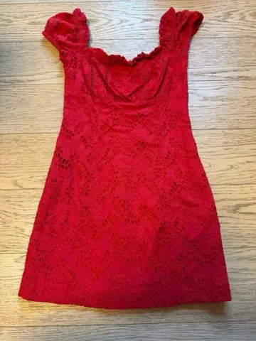 빨간색 꽃무늬 레이스 타이트 핏 상의