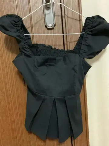 블랙 프릴 소매 플리츠 상의