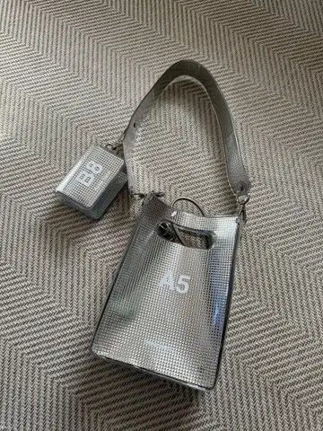 nananana A5 B8 실버 숄더백