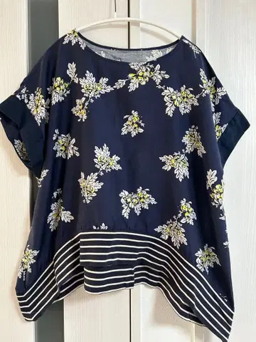 비어즐리 꽃무늬 네이비 반팔 상의 F 사이즈